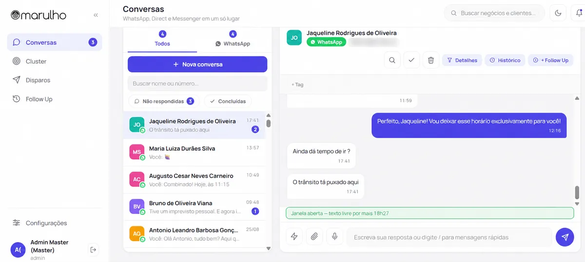 Tela de Conversas do CRM Marulho: menu lateral com Conversas, Cluster, Disparos e Follow Up; lista de conversas do WhatsApp com contadores de não respondidas; e o chat aberto, com o aviso de janela aberta para texto livre e a barra de resposta com atalho para mensagens rápidas.
